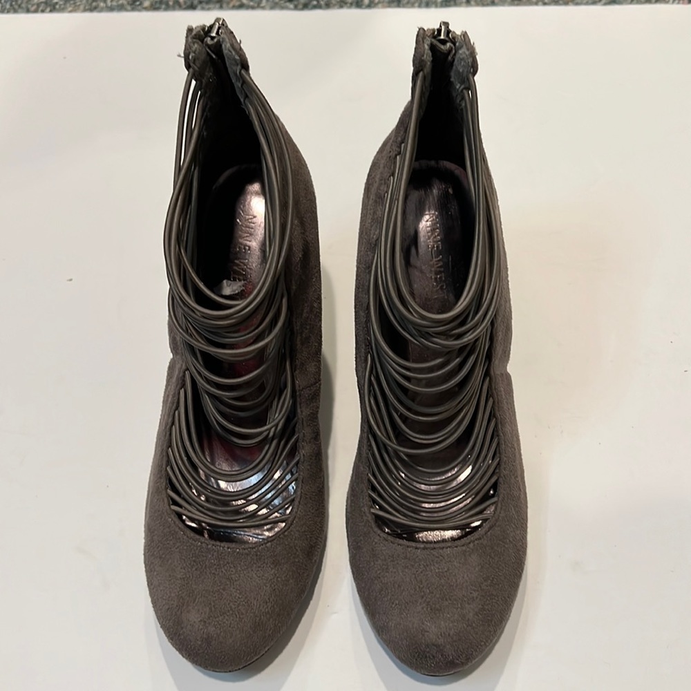 Chic’ Nine West Gray Wedges